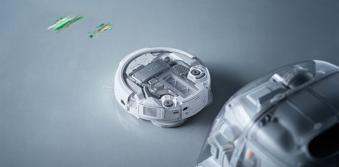 Robot sprzątający DJI ROMO P wyjeżdża ze stacji dokującej i wykrywa zabrudzenia